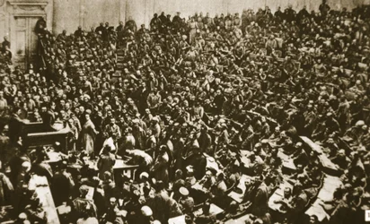 Arbeiter und Soldaten stürmen die Duma, 1917 (Sepia-Foto)